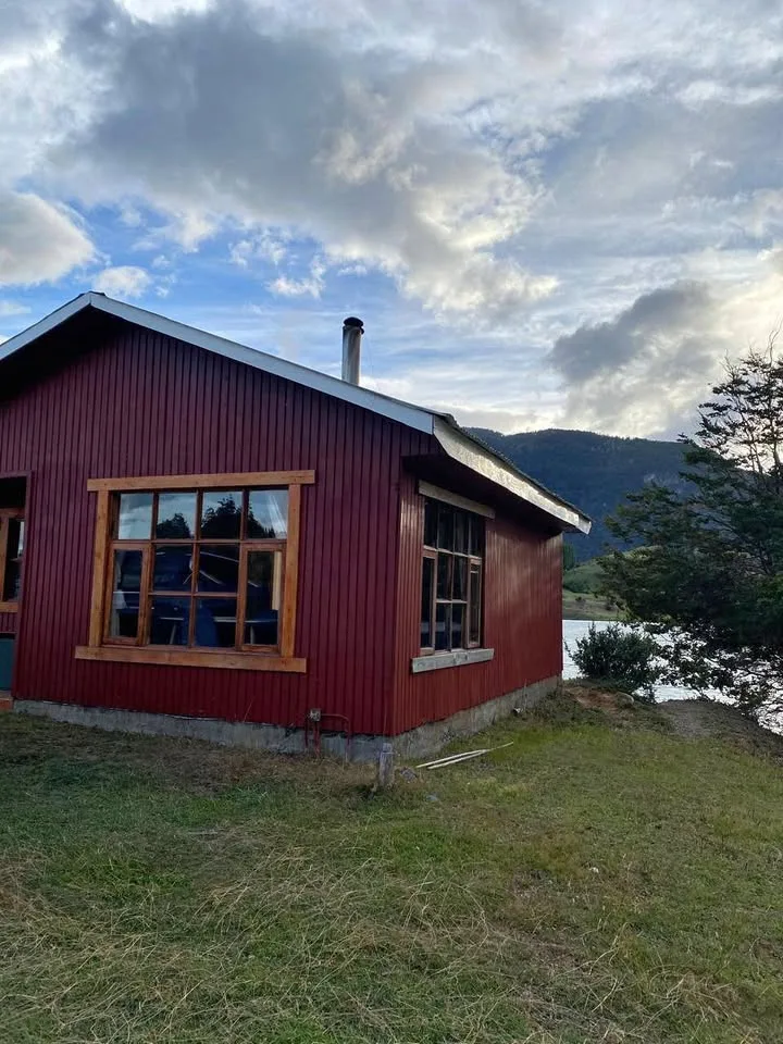 arriendo casa de modalidad mensual....(equipada) a 28 kms de coyhaique...canon mensual....480.000