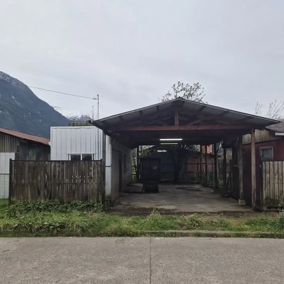 Se vende sitio con radier, techo y construcción – Sector La Balsa